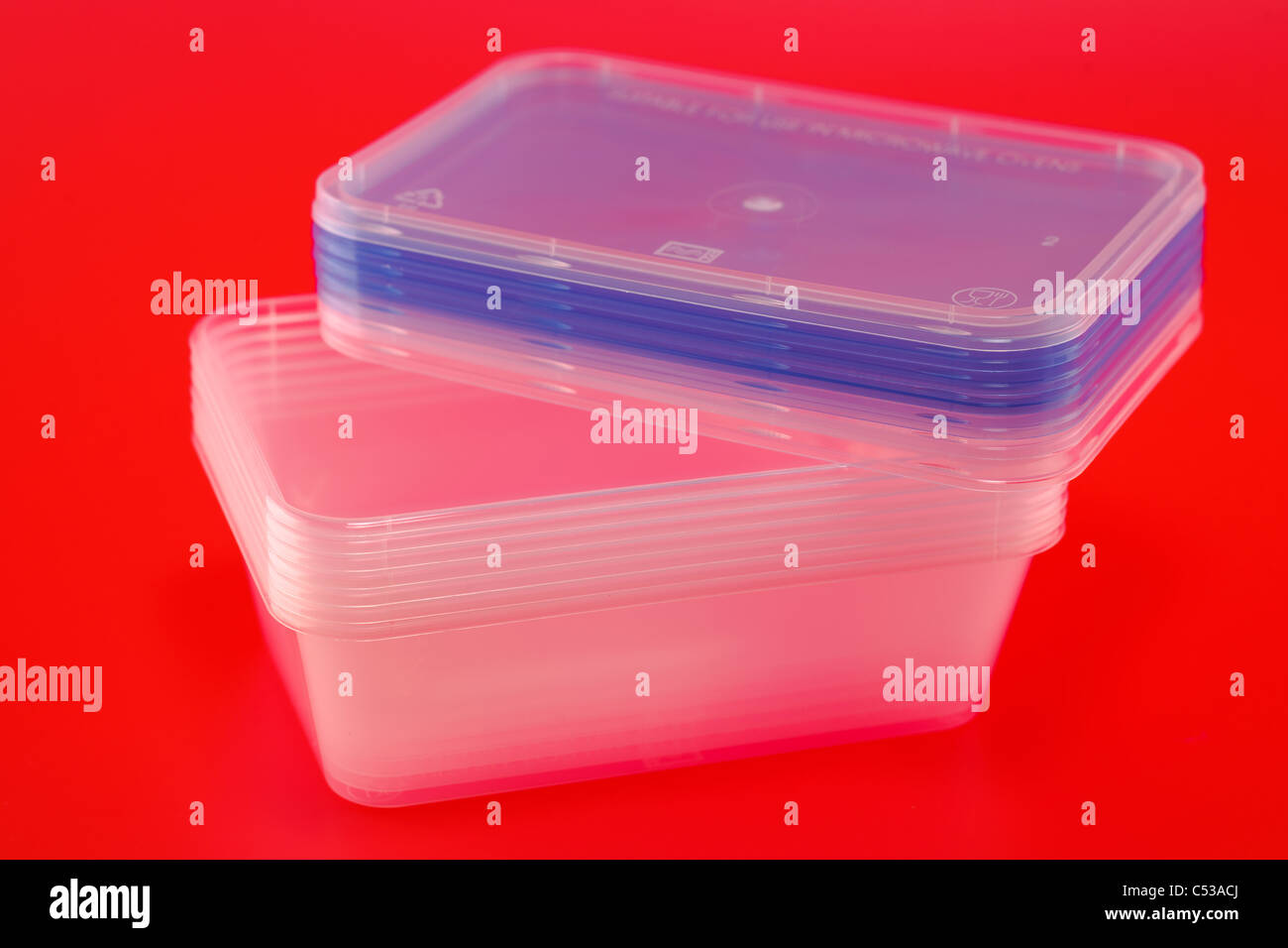Haufen von Schonkost Kunststoff microwavable Behälter mit Deckel Stockfoto