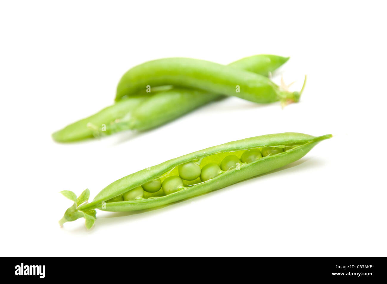 Grüne Erbse Hülsen über einem weißen Hintergrund Stockfoto