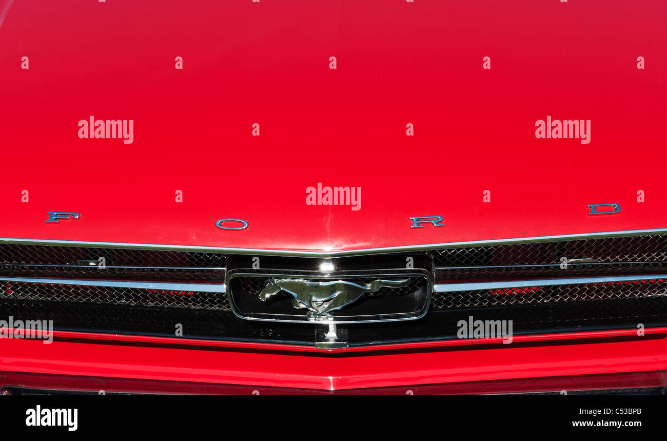 Ford Mustang Logo auf dem Kühlergrill des klassischen amerikanischen Auto Stockfoto
