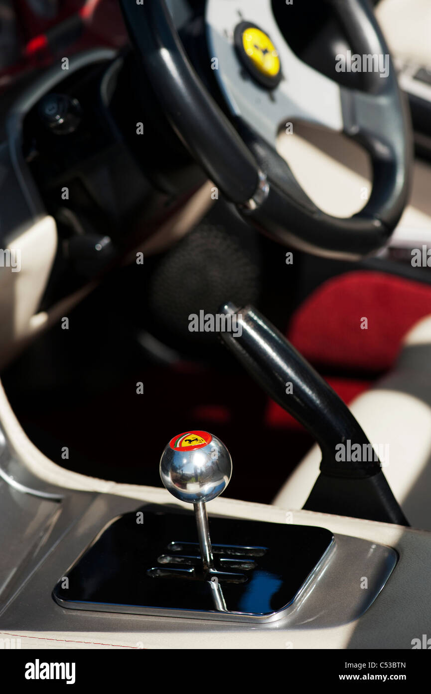 Ferrari F355 GTS Schalthebel und Interieur. Flachen DOF Stockfoto