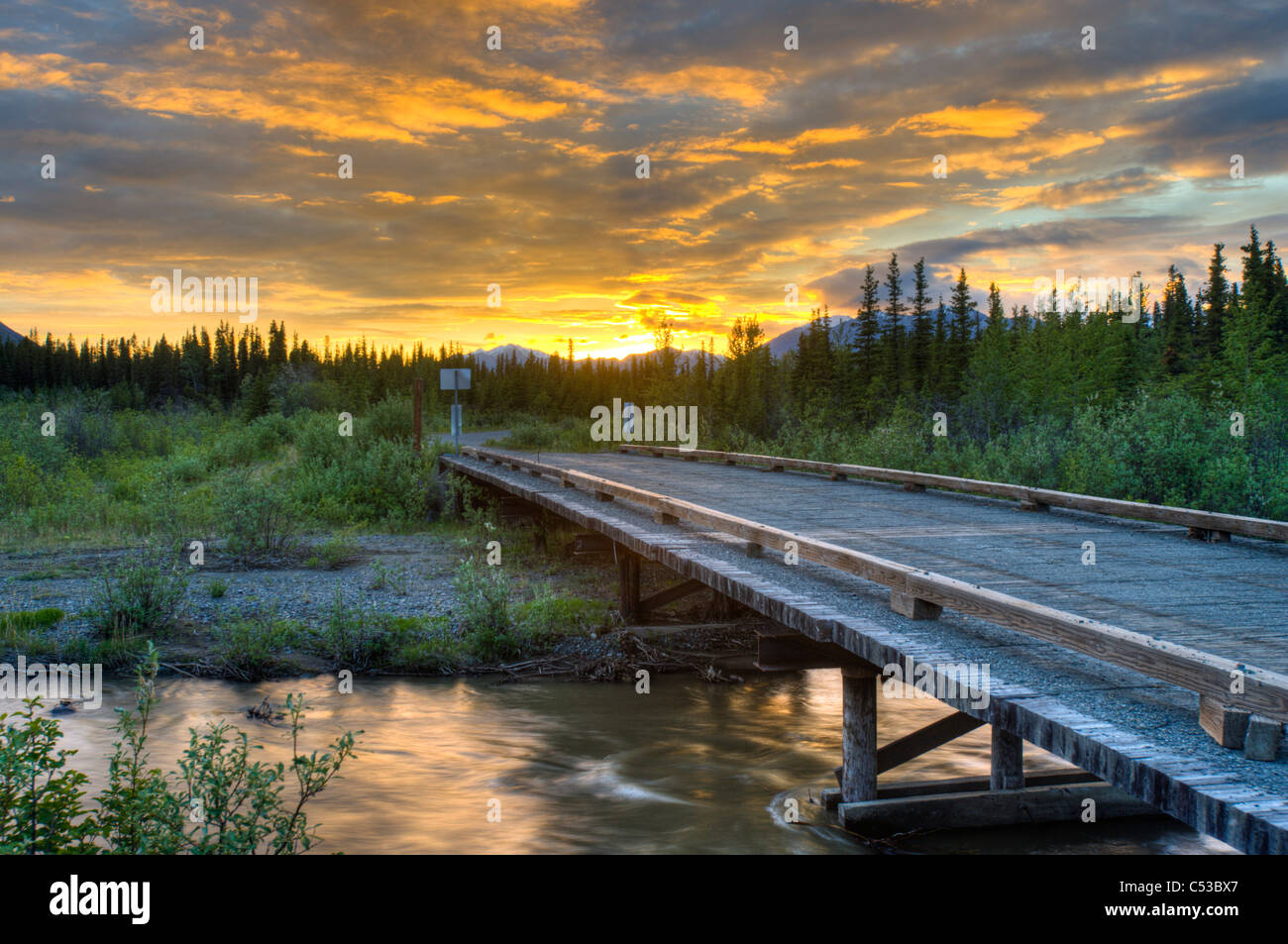 Sonnenuntergang über Jack Creek von der Nabesna-Straße im Wangell St. Ellias Nationalpark, Yunan Alaska, Sommer Stockfoto