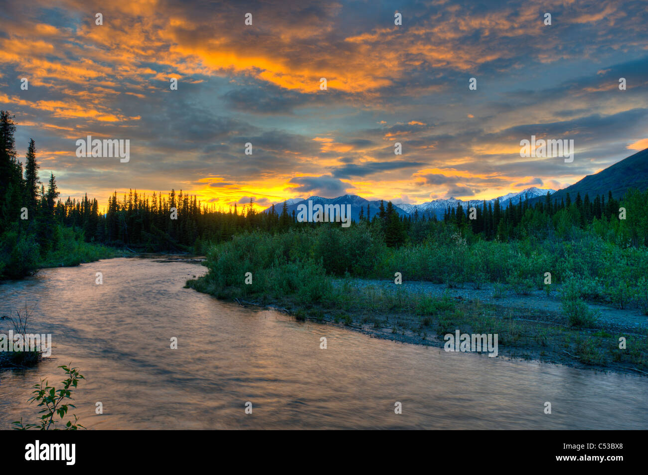 Sonnenuntergang über Jack Creek von der Nabesna-Straße im Wangell St. Ellias Nationalpark, Yunan Alaska, Sommer Stockfoto