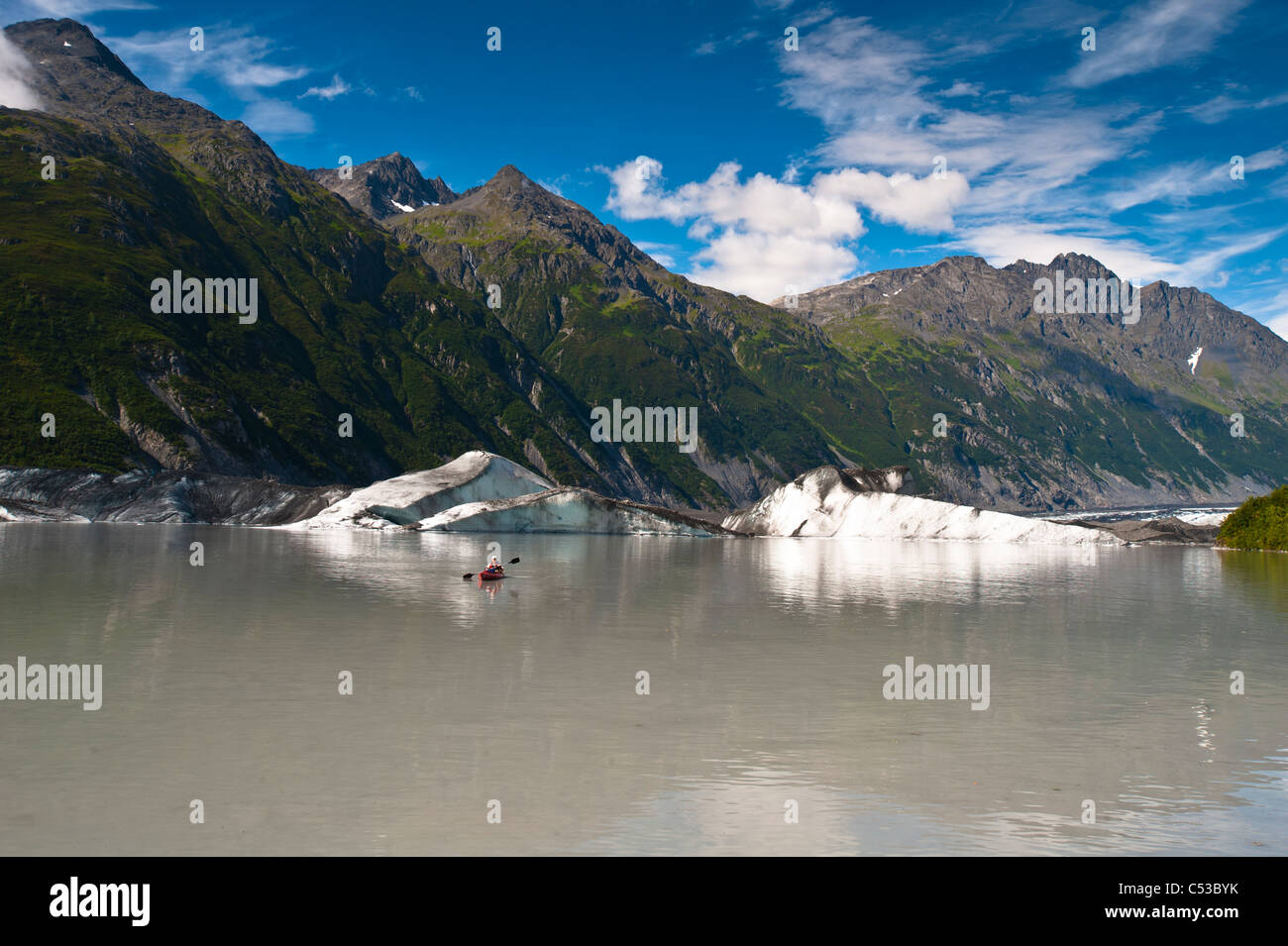 Mann Kajak unter Eisberge im See an Valdez Gletscher Endstation, Yunan Alaska, Sommer Stockfoto