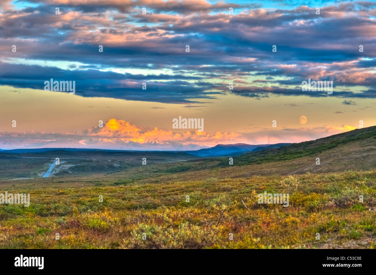 Mondaufgang und Mount Trommel bei Sonnenuntergang entlang der Denali Highway, Yunan Alaska, Herbst. HDR Stockfoto
