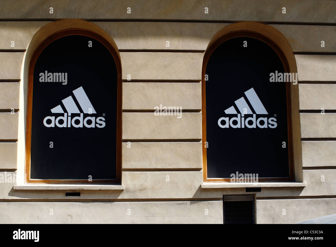 Adidas speichern, großes Logo auf Schaufenster, Krakau, Polen. Stockfoto