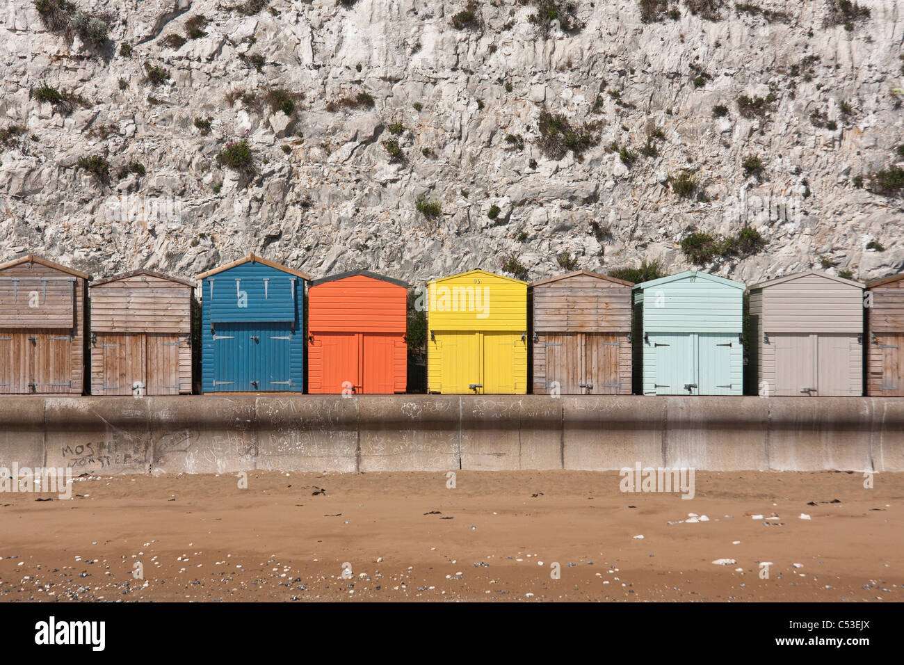 Strandhäuser vor einem Sandstrand Stockfoto