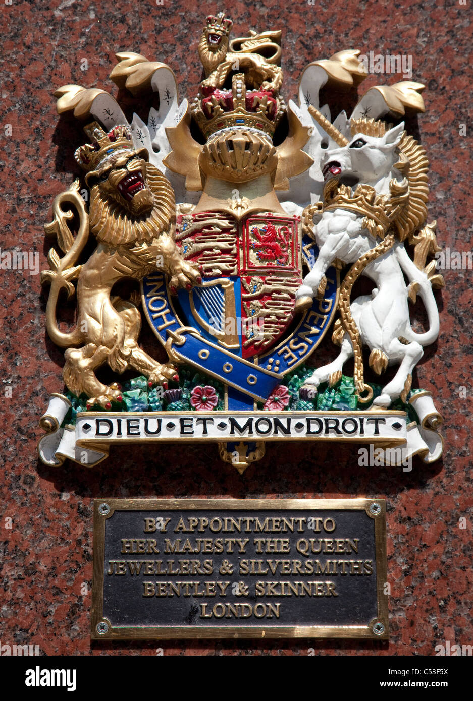 Wappen von HM The Queen auf Bentley & Skinner Juweliere, London Stockfoto