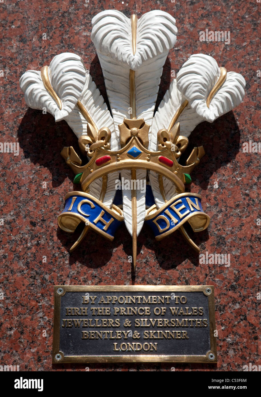 Prince Of Wales Federn und Motto Ich Dien (I Serve) auf Bentley & Skinner Juweliere, London Stockfoto