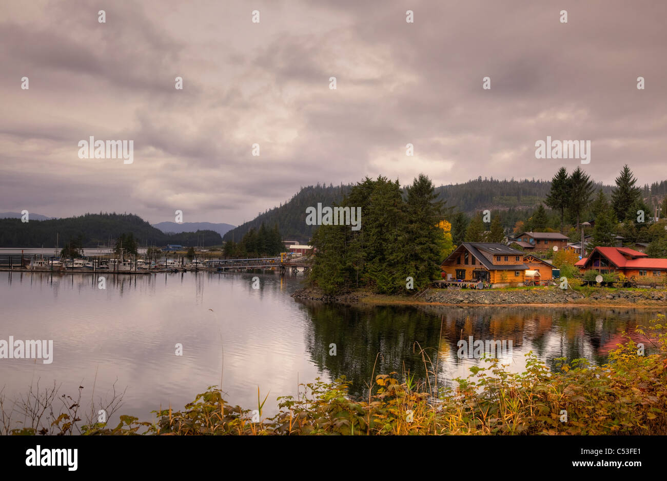 Blick auf Hütten und Landschaft bei Thorne Bay, Prince Of Wales Island, südöstlichen Alaska, Herbst Stockfoto