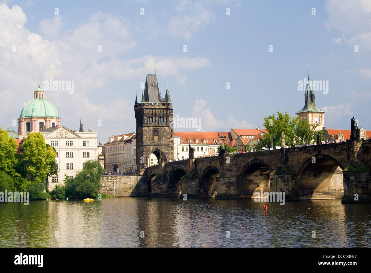 Karlsbrücke und Altstädter Brückenturm auf der Moldau Fluss, UNESCO-Weltkulturerbe, Prag, Tschechische Republik, Europa Stockfoto