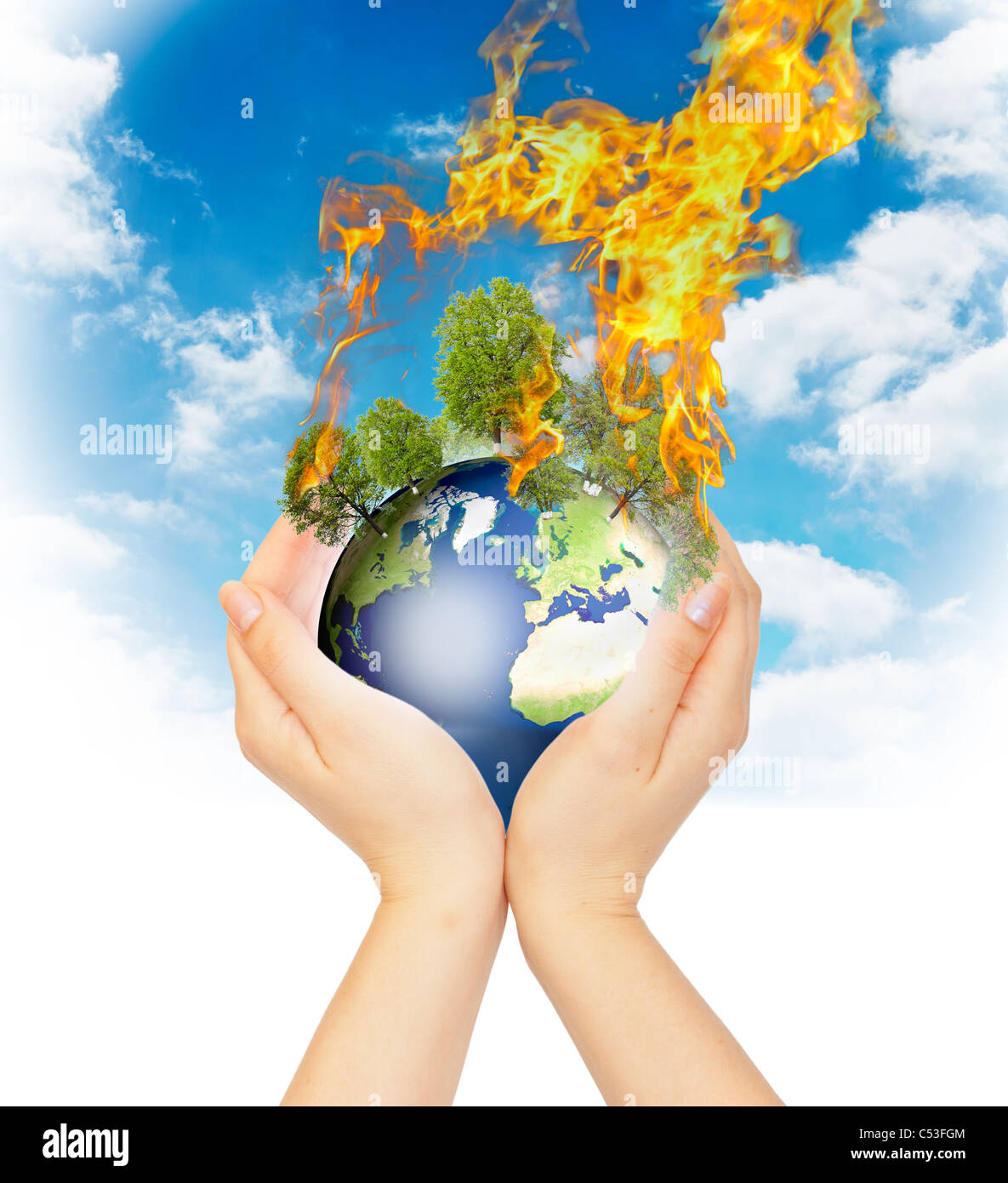 Weibische Hände halten brennende Erde als ein Symbol der globalen Erwärmung oder eine Apokalypse. Stockfoto