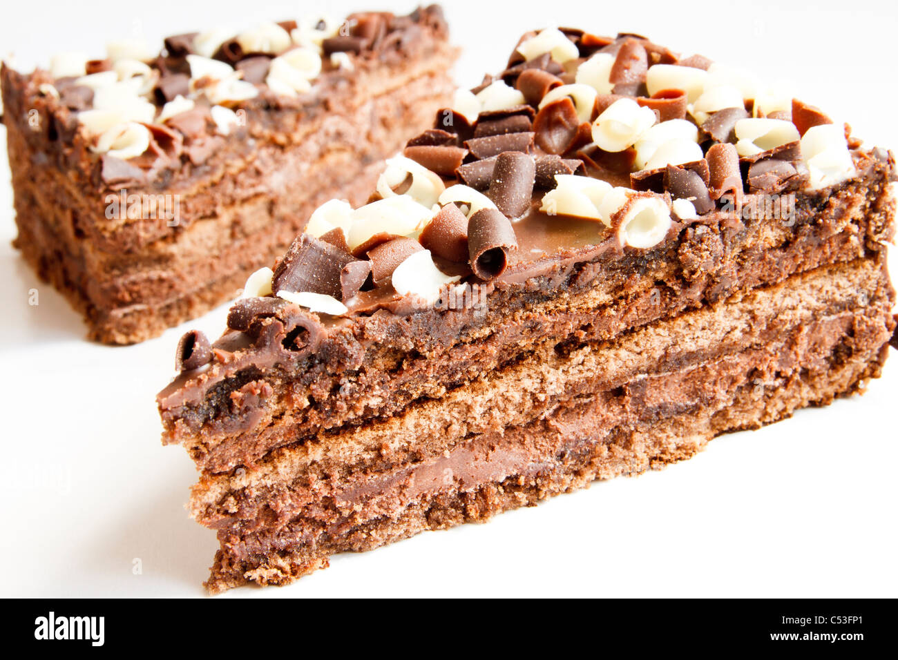 Schokoladenkuchen mit Kakao und Kaffee Bohnen Stockfoto
