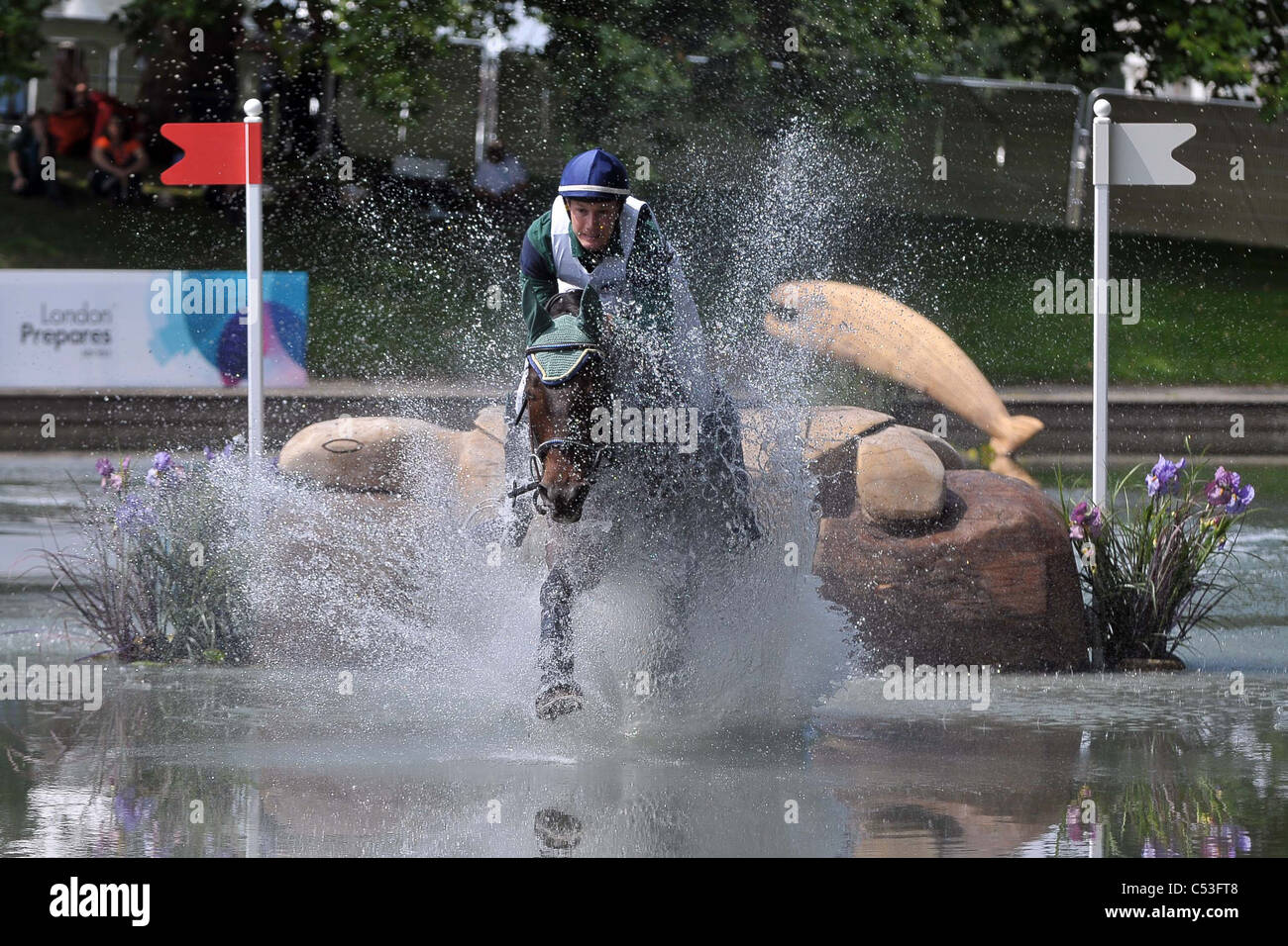 Benoit Johner Reiten Lit-il Peccau CH (Schweiz) Just bleibt an Bord, wie er die Schildkröte am Zaun 10 springt. Cross Country Stockfoto