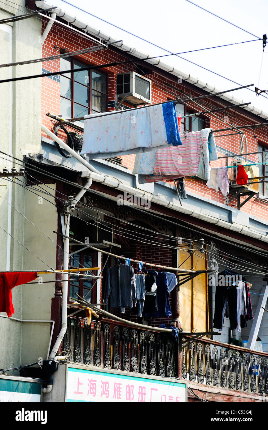 Waschen hängen zum Trocknen im alten Shanghai Stockfoto