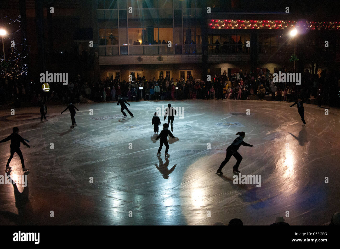 Eisläufer führen für die Öffentlichkeit am Vorabend des neuen Jahres in Town Square Park, downtown Anchorage, Alaska Yunan, Winter Stockfoto
