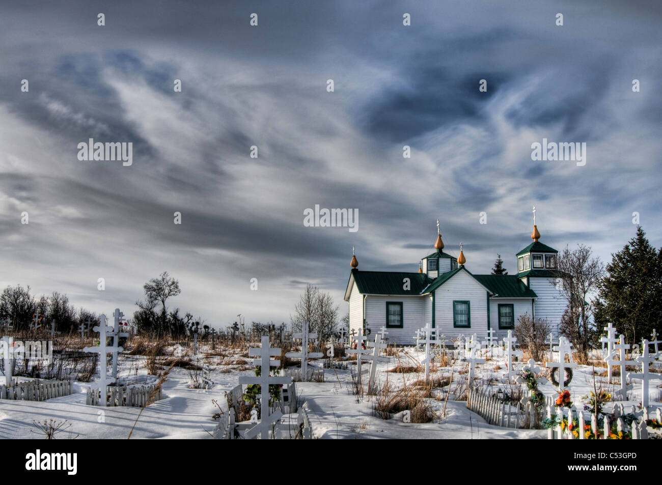 Dramatische Winter Himmel über die Verklärung der unseres Herrn Russisch-orthodoxe Kirche in Ninilchik, Halbinsel Kenai, Alaska. HDR Stockfoto