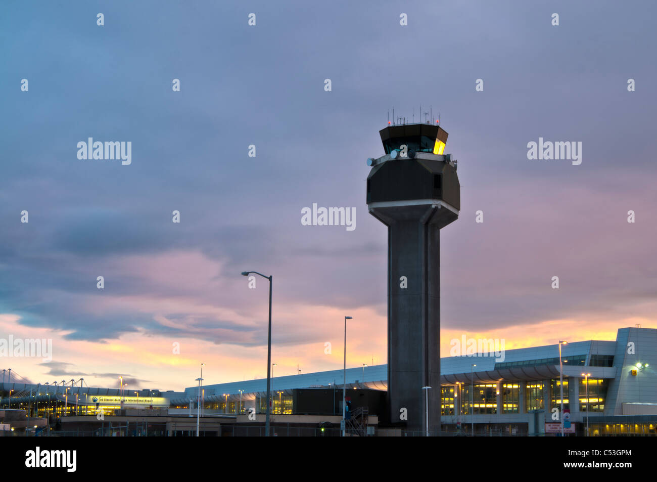 Blick auf den Kontrollturm auf der Ted Stevens Anchorage International Airport bei Sonnenuntergang, Yunan Alaska Winter. HDR Stockfoto