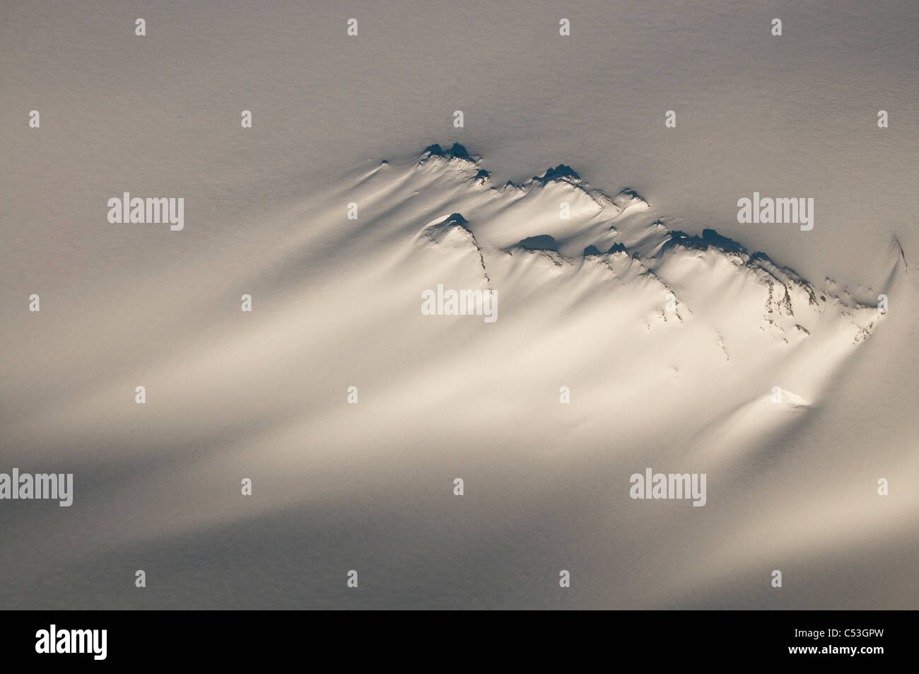 Antenne von einem windigen Nunatak auf das Harding Eisfeld im Kenai-Fjords-Nationalpark, Alaska Yunan, Winter Stockfoto