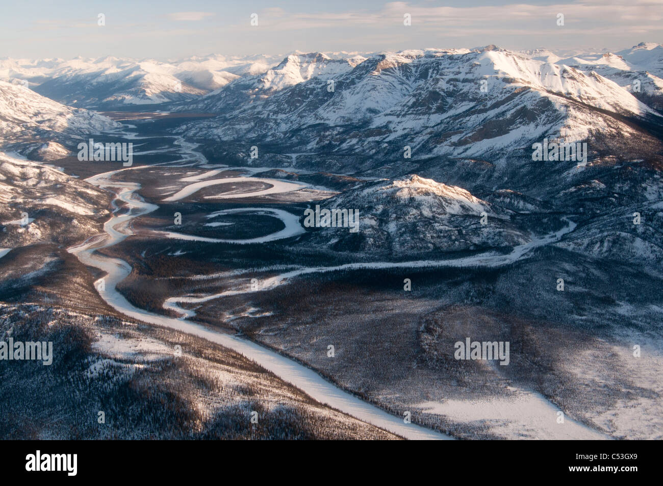 Morgen-Luftbild des Alatna River im Tore der Arktis Nationalpark & Preserve, Arktis Alaska, Winter Stockfoto