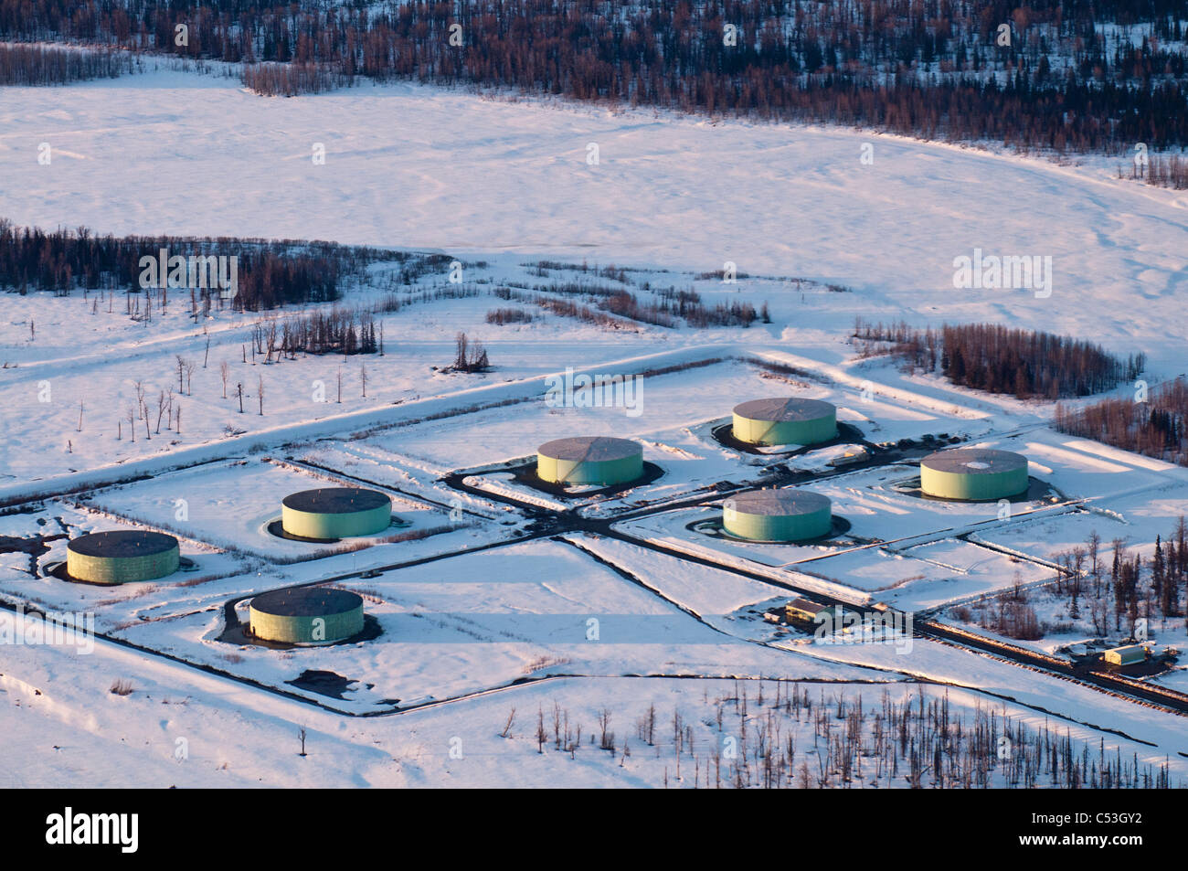 Aerial Winter Blick auf die Drift Fluss Öl-terminal, befindet sich nahe dem Ufer des Trading-Bucht im Cook Inlet, Alaska, Winter Stockfoto