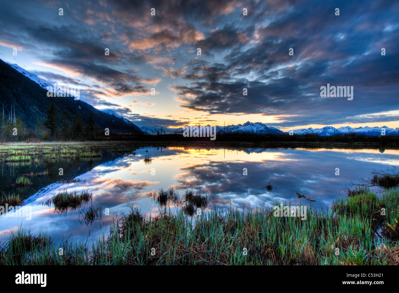 Morgenhimmel Nachdenken über einen Teich in der Nähe von Copper River Highway außerhalb von Cordova, Alaska Yunan, Frühling. HDR Stockfoto