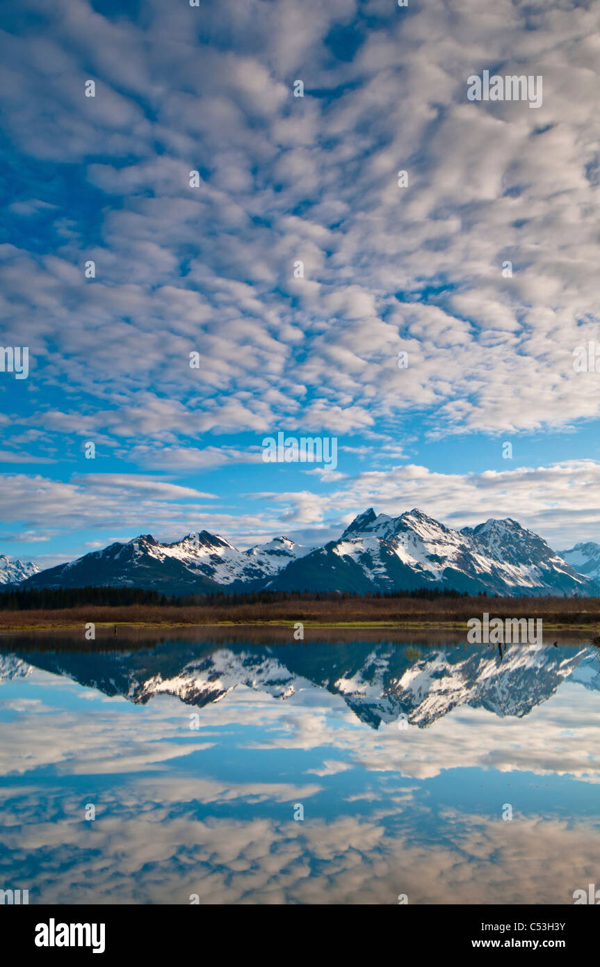 Alaganik Slough spiegelt sich in den Chugach Mountains und Cirrocumulus, Chugach National Forest, Cordova, Alaska Stockfoto