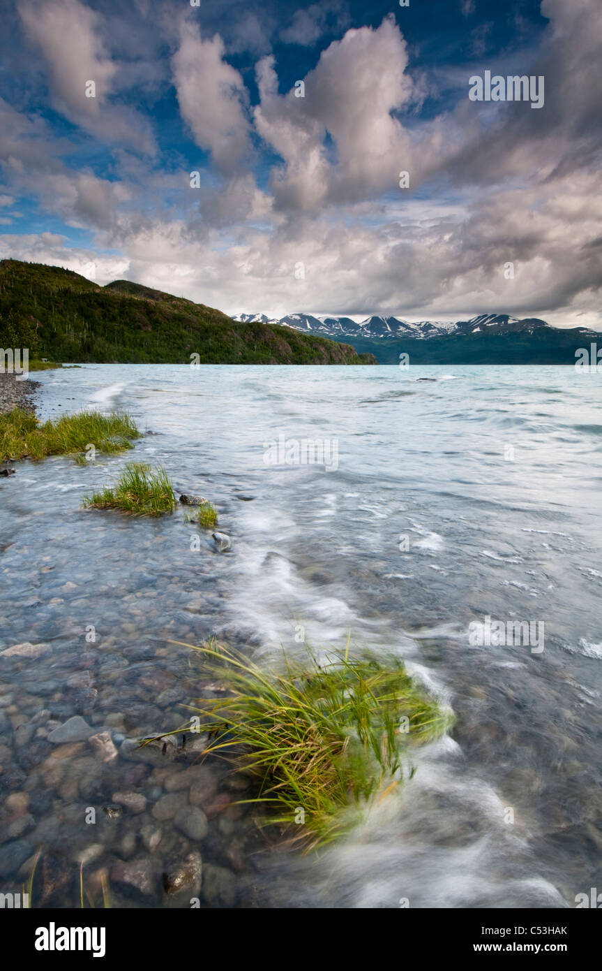 Wind geblasen Wellen schwappen die Ufer der Skilak Lake in der Kenai National Wildlife Refuge, während abends Gewitterwolken sammeln, Alaska Stockfoto