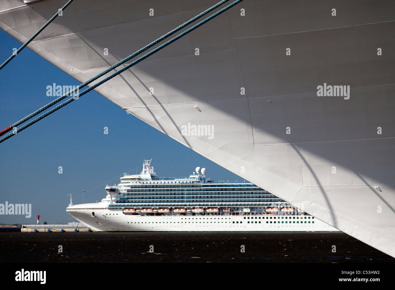Zwei Kreuzfahrtschiffe II - Azura und Emerald Princess - vertäut am Sankt Petersburg, Russland Stockfoto