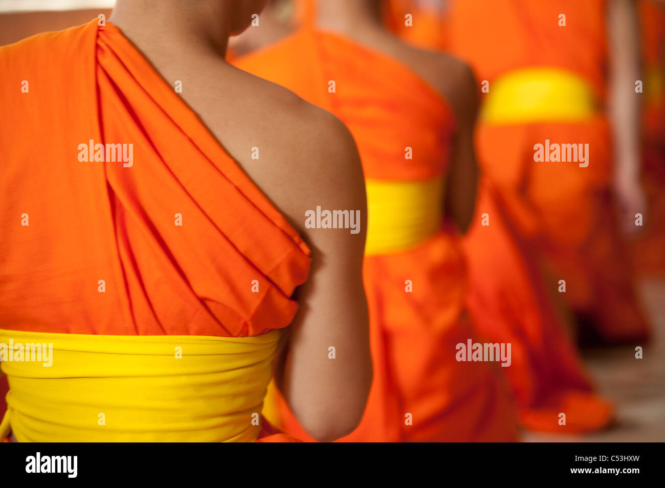 Neuling Mönche beten am Wat Sri Soda, Chiang Mai, Thailand Stockfoto