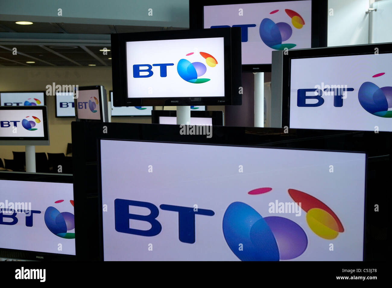 Eine Bank der Monitore mit dem BT-logo Stockfoto