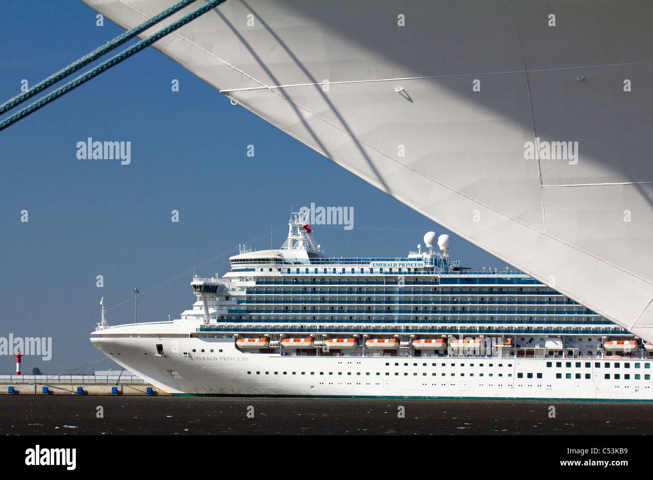 Zwei Kreuzfahrtschiffe - Azura und Emerald Princess - vertäut am Sankt Petersburg Stockfoto