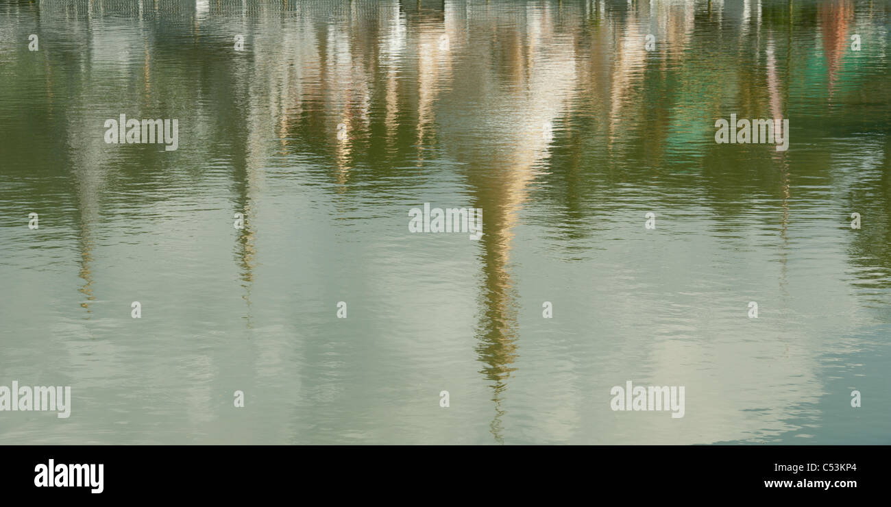 Reflexion des Tempels Wat Chong Kham in Wasser, Mae Hong Son, Thailand Stockfoto