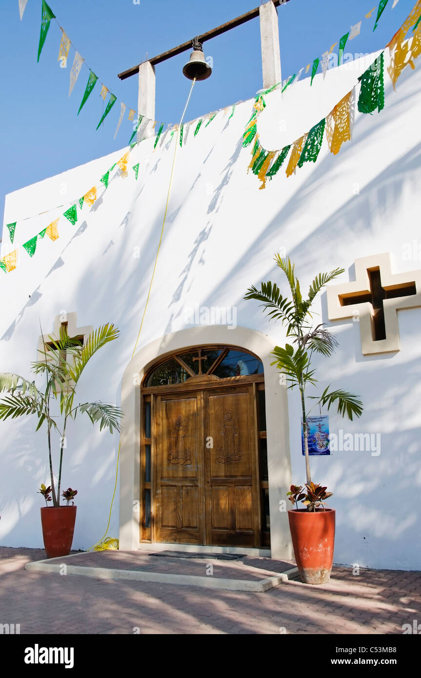 Außenansicht der Vorderseite eine malerische Kirchlein im Dorf San Pancho, Nayarit, Mexiko. Stockfoto