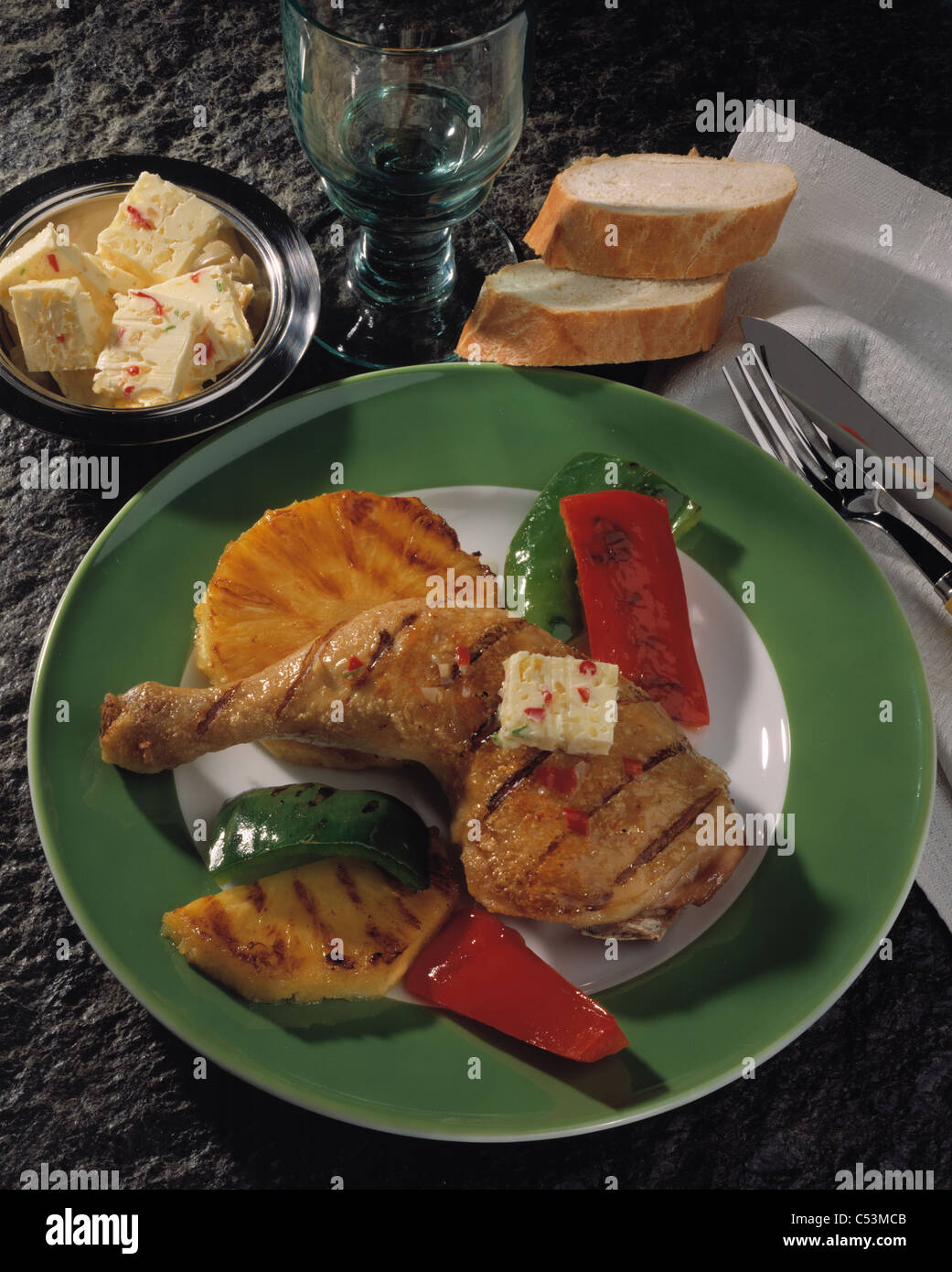 Gegrillte Hühnerkeule mit Paprika und Ananas Stockfoto