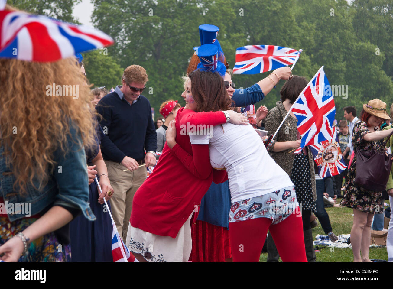 Menschen feiern die königliche Hochzeit im Hyde Park mit Union Jack-Flaggen Stockfoto