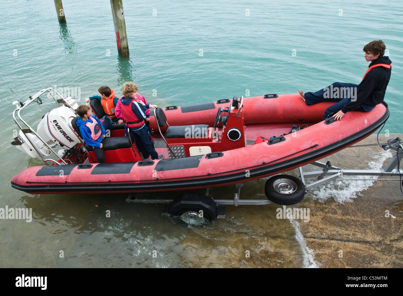 Schlauchboot mit einem großen Evinrude E-TEC Außenborder Motor aus einem Anhänger ins Leben gerufen Stockfoto