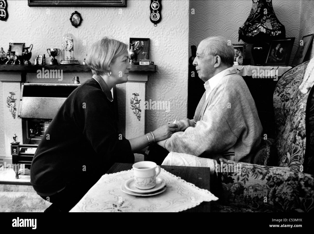 Bezirk Krankenschwester Besuch älterer Patient in seinem Haus. Liverpool, Vereinigtes Königreich. 1999 Stockfoto