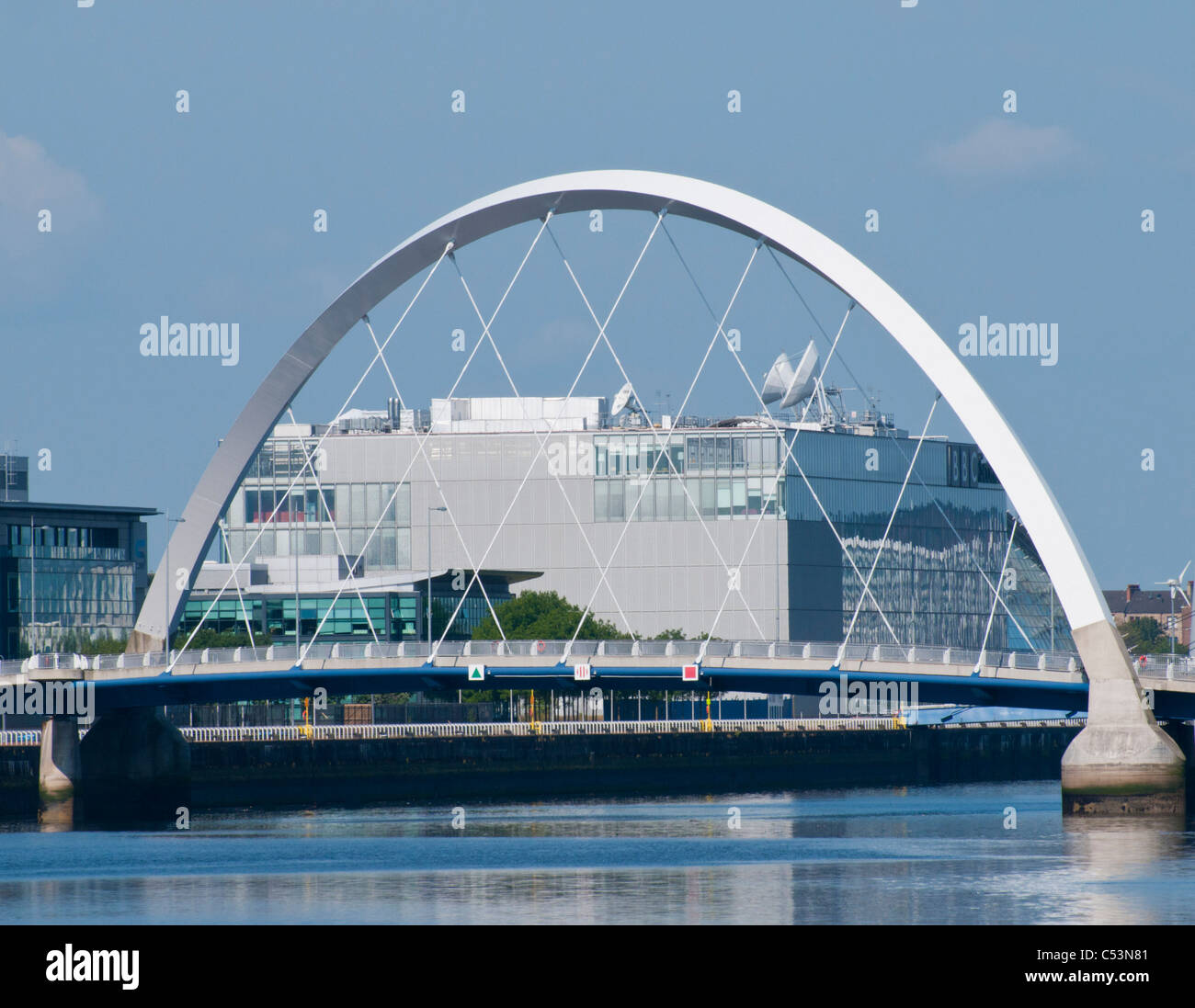 Die Clyde Arc (lokal bekannt als die Squinty-Brücke) erstreckt sich über den Clyde.  BBC Scottish Hauptsitz gerahmt im Hintergrund Stockfoto