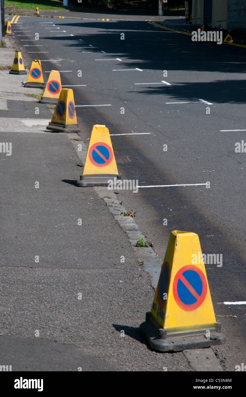 Keine Wartezeit Leitkegel auf einer Straße in Glasgow. Stockfoto