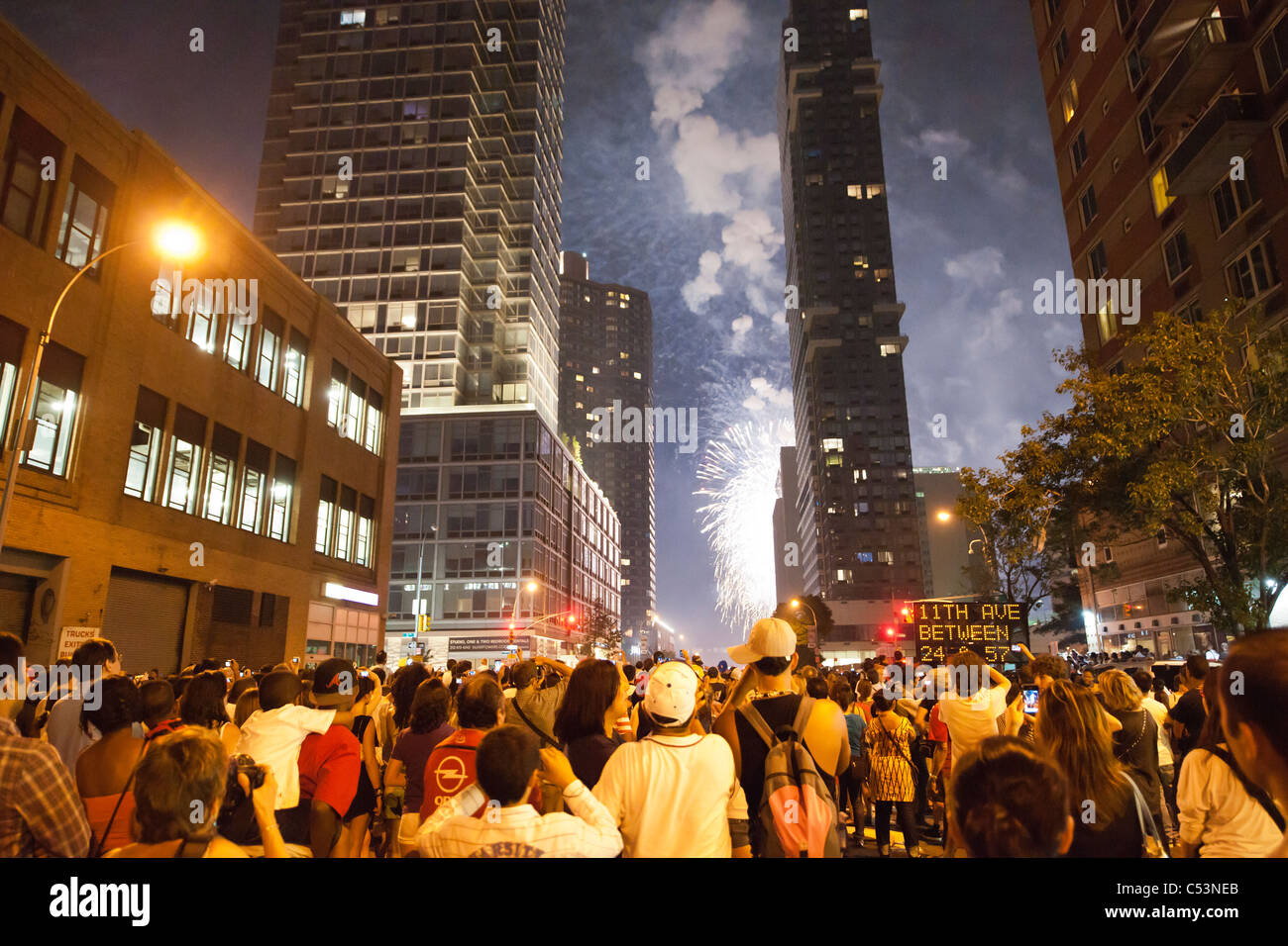 Tausende von Zuschauern säumen die Straßen in New York, um die 35. jährlichen Macy Fourth Of July Feuerwerk ansehen Stockfoto