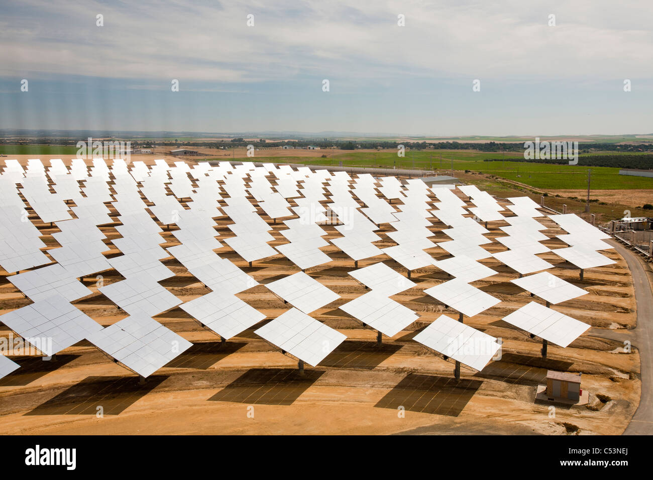 Heliostaten, große reflektierende Spiegel Regie Sonnenlicht PS20 thermische Solarturm, Stockfoto