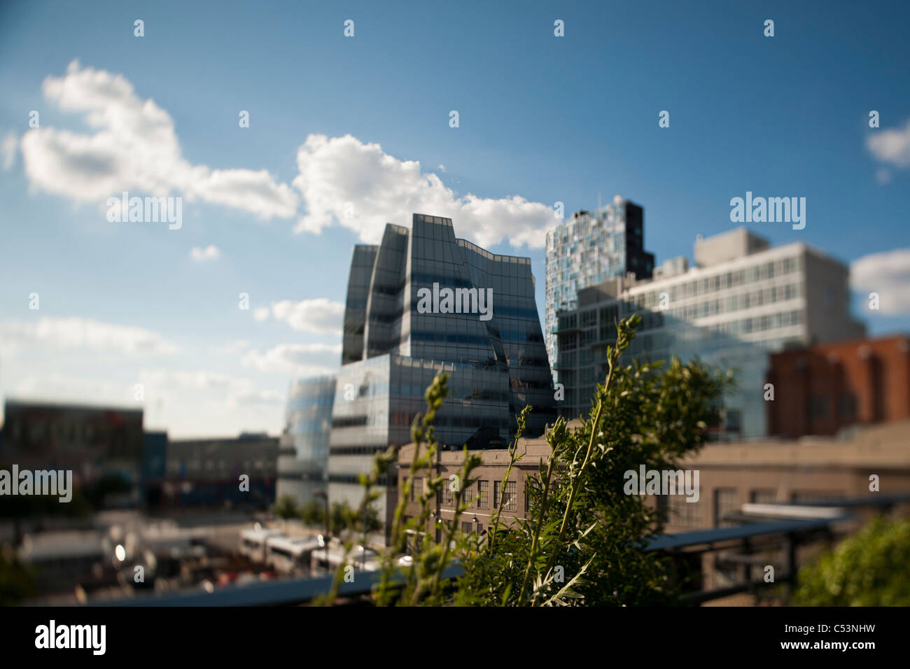 Der Hauptsitz der IAC/InterActiveCorp gesehen aus der High Line Park in ...