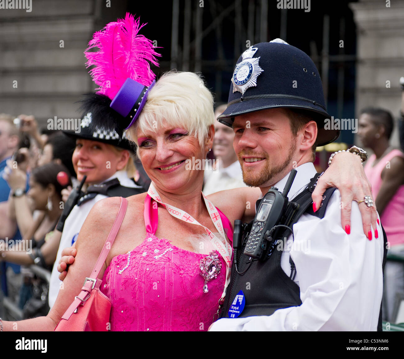 Ein Gay-Pride-Teilnehmer umarmen ein Polizist in London. Stockfoto
