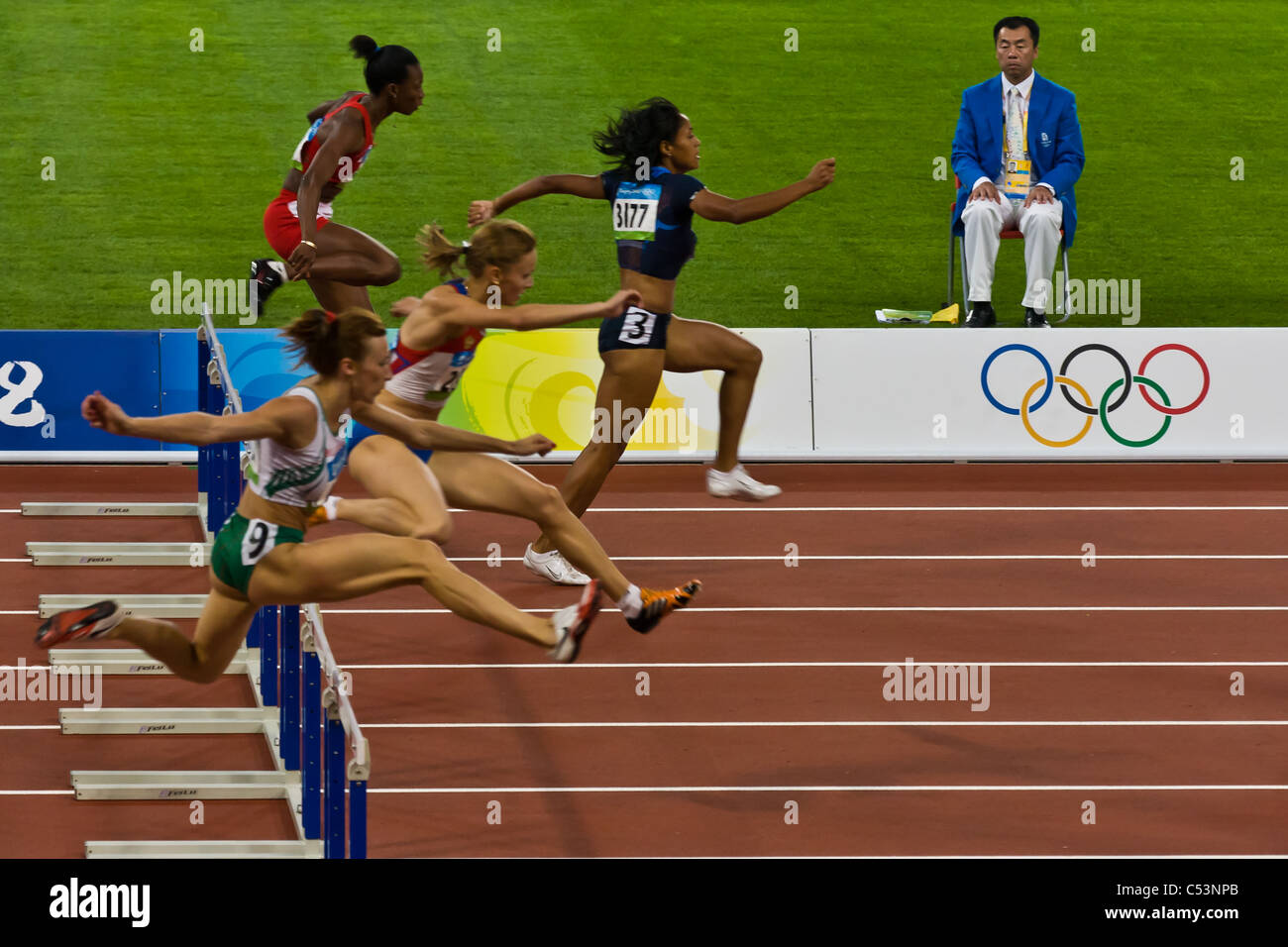 Weibliche Athlet während der Frauen 110 Meter Hürden Rennen der Olympischen Spiele. August 18, 2008, Beijing, China Stockfoto