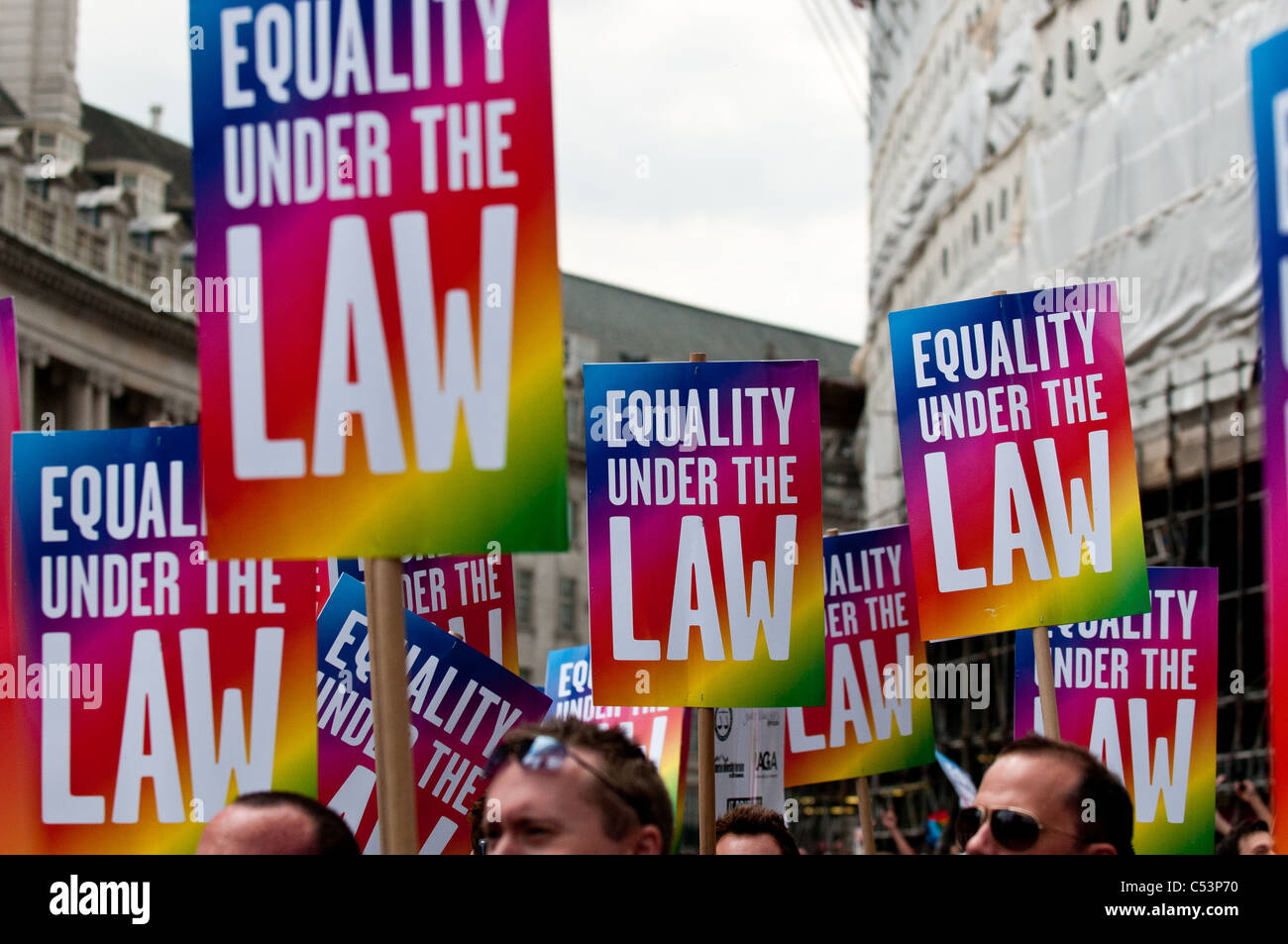 Plakate bei der farbenfrohen Gay Pride Parade in London. Stockfoto