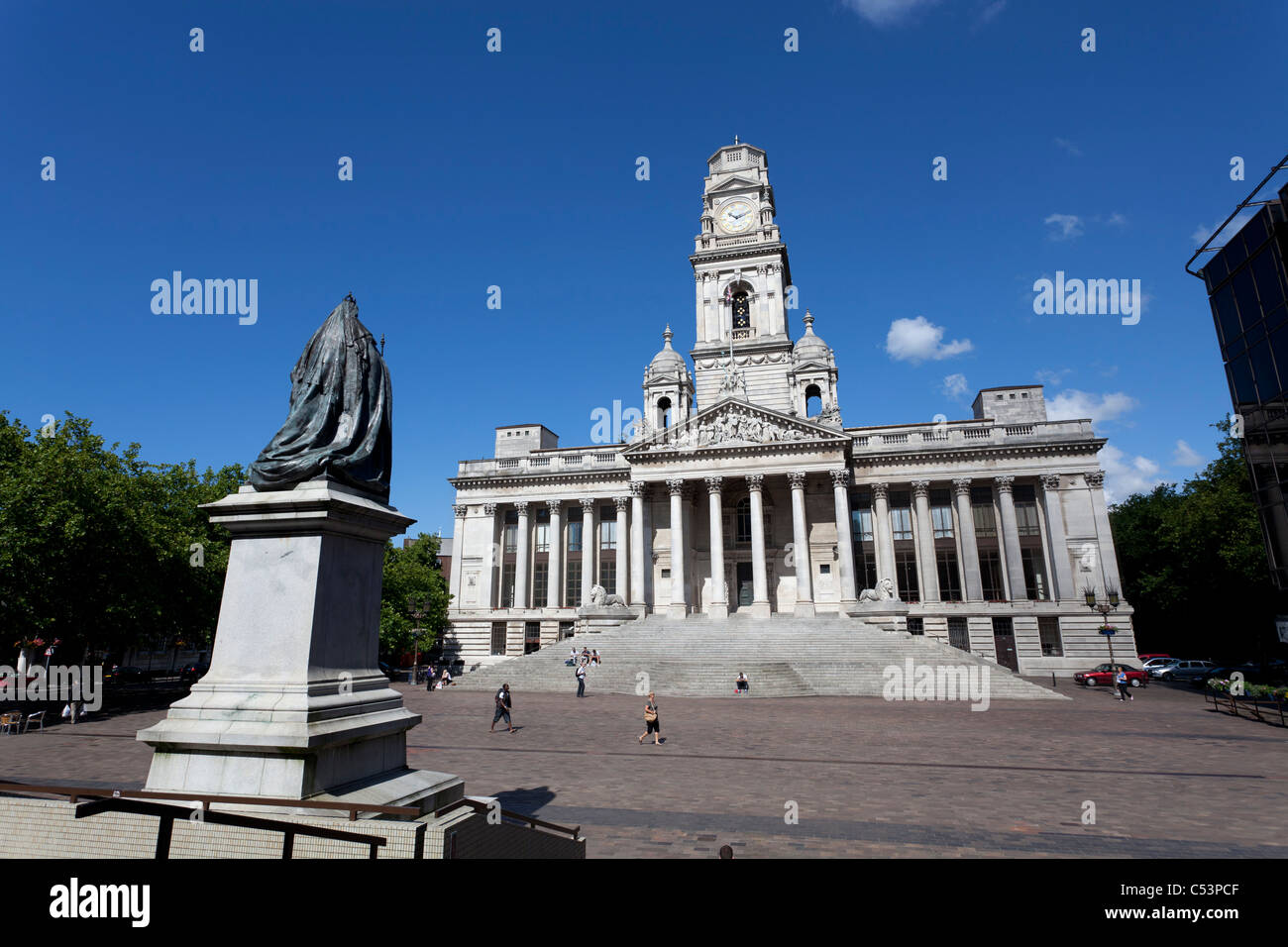 Das Rathaus und die Statue der Königin Victoria in Portsmouth Guildhall square Stockfoto