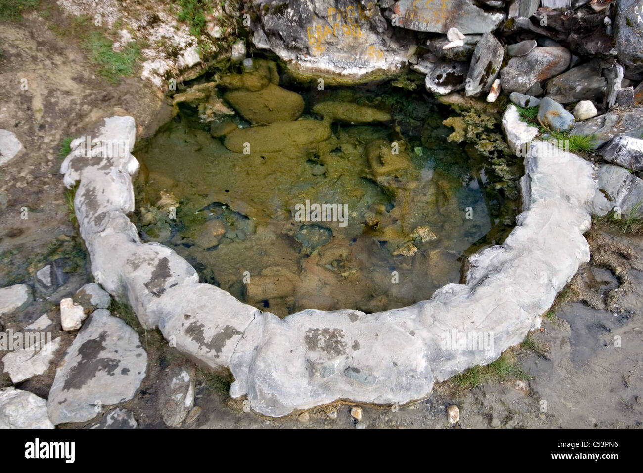 Heilquelle im Naturpark Schumak.  Schumak Mineralquellen. Ost-Sajan-Gebirge. Sibirien. Republik Burjatien. Russland. Stockfoto