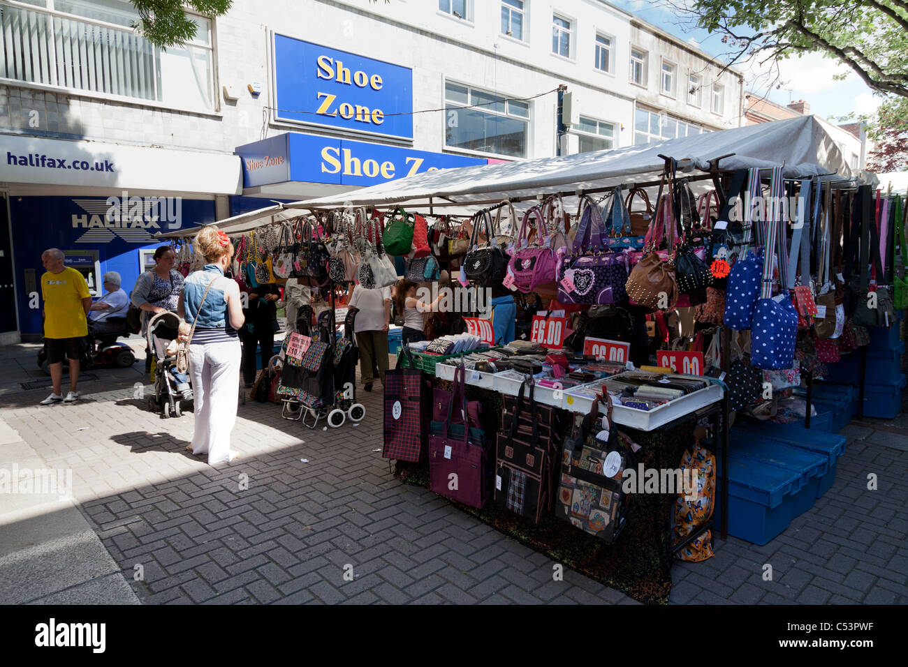 Markttag in Handelsstraße Portsmouth mit Handtasche stall Stockfoto