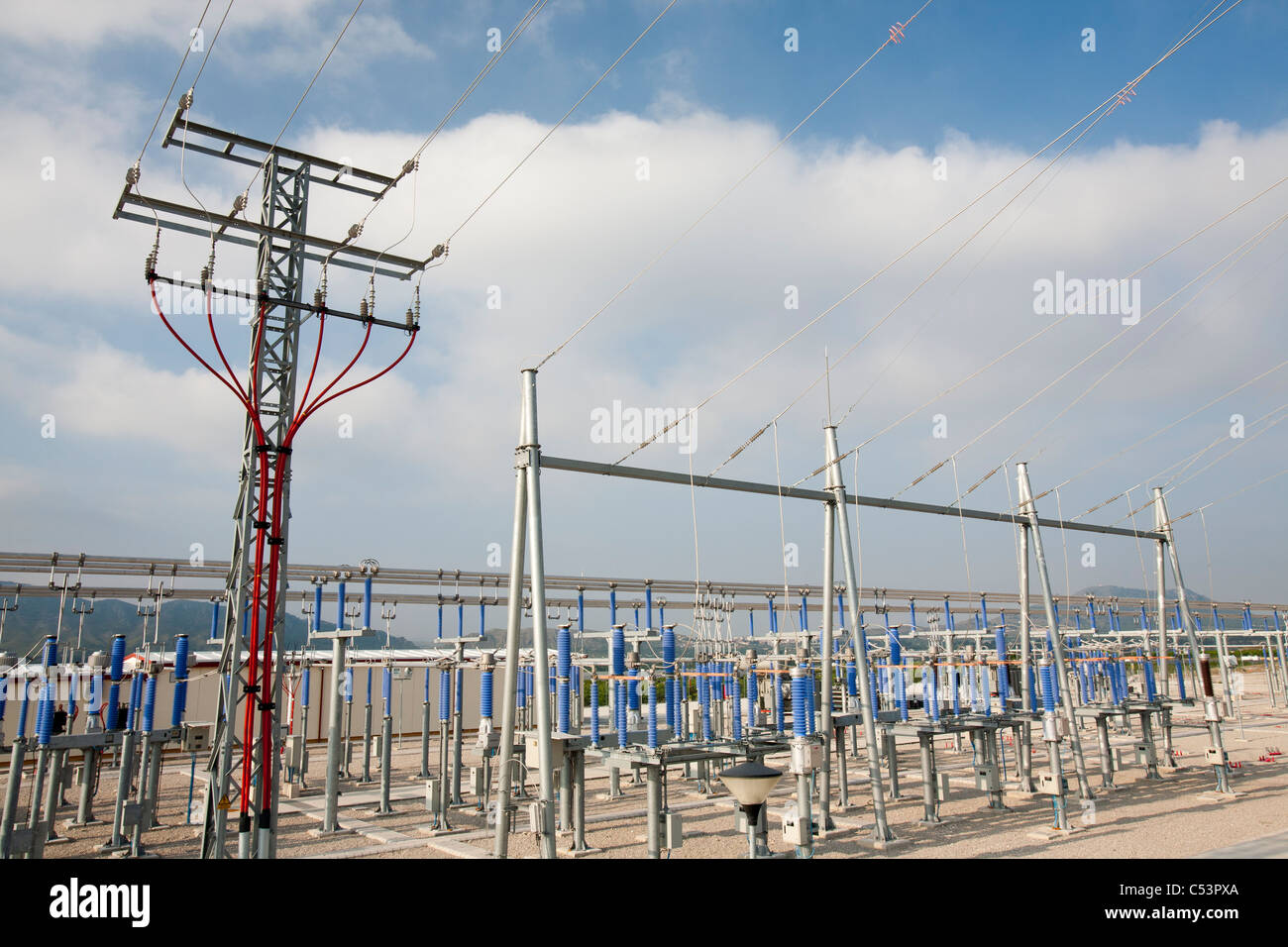 Ein Sub-Station unter Strom aus einer Photovoltaik-Solarkraftwerk in der Nähe von Calasparra, Murcia, Spanien. Stockfoto