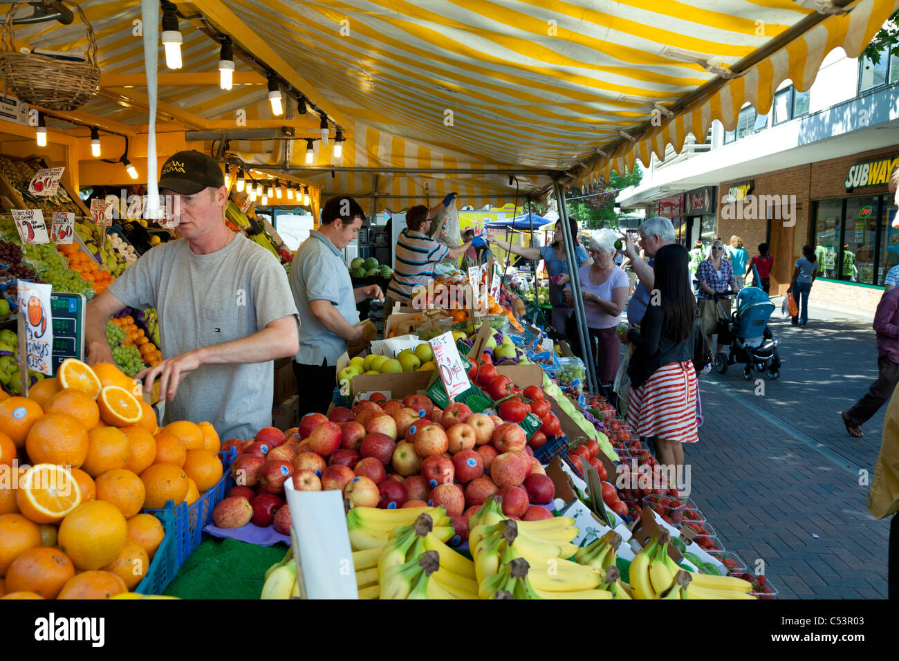 Straßenmarkt Stall Obst Händler Stockfoto